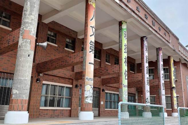 嘉義市蘭潭國中活動中心牆面磁磚剝落嚴重，獲核定補助整修。（蘭潭國中提供）