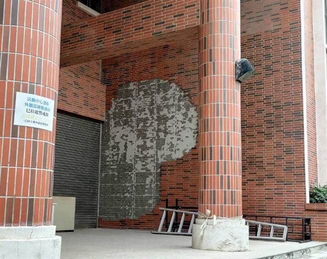 嘉義市蘭潭國中活動中心牆面磁磚大面積剝落。（蘭潭國中提供）