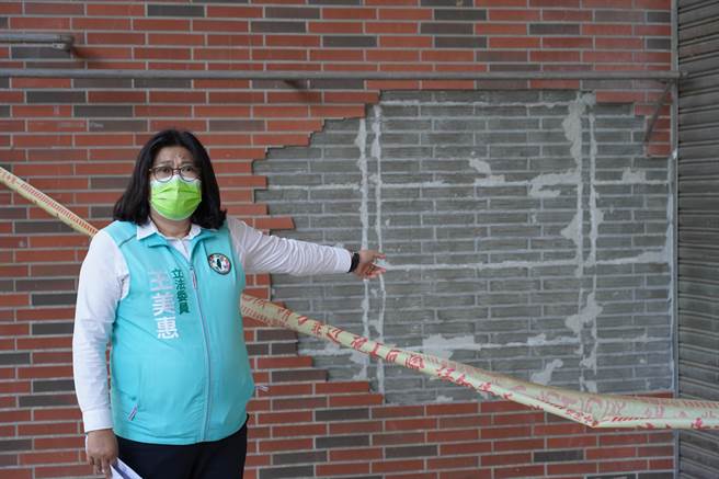 立委王美惠勘察蘭潭國中活動中心的外牆磁磚龜裂剝落。（王美惠服務處提供）