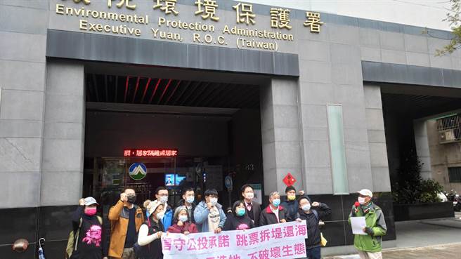 珍爱藻礁公投领衔人潘忠政呼吁，中油应在外推方案通过环差前停工，否则恐涉及诈欺民眾。（林良齐摄）