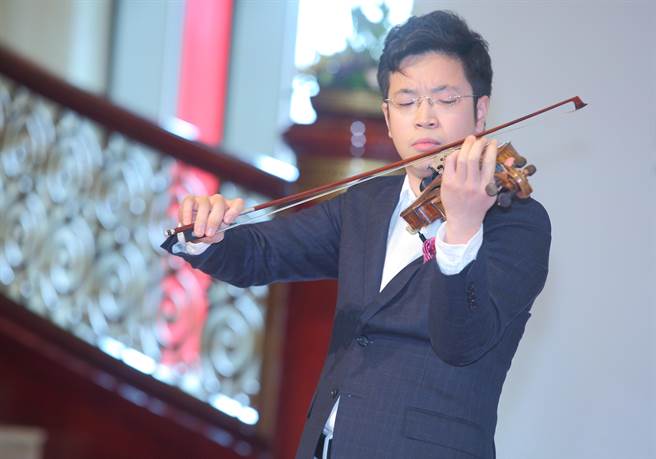 小提琴家黄俊文表示，音乐家的演奏是刻画歷史，每个瞬间都珍贵。（张铠乙摄）