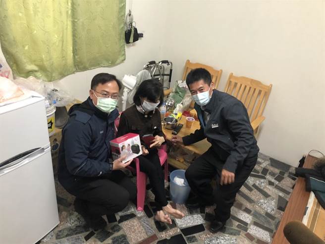 台塑企业春节前送爱，发送慰问金关怀云林县麦寮工业区周边乡镇低收入户。（台塑企业提供／张朝欣云林传真）