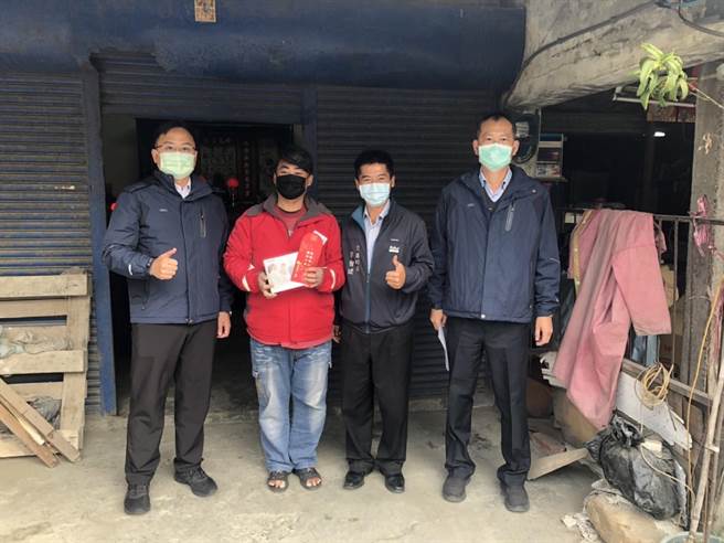 台塑企业春节前送爱，发送慰问金关怀云林县麦寮工业区周边乡镇低收入户。（台塑企业提供／张朝欣云林传真）