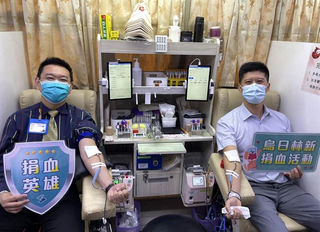 乌日林新医院创院五周年，办捐血活动，乌日林新医院长林明辉（右）与外科部主任锺伟安（左），热情捐血响应院庆。（乌日林新医院提供／黄国峰台中传真）