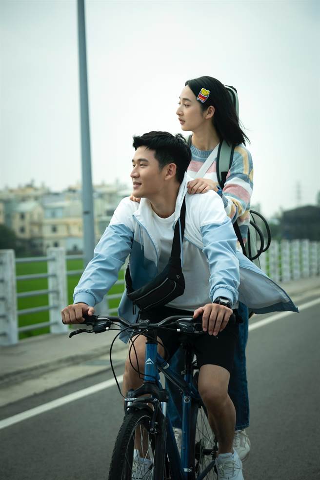 周兴哲（左）载着李沐穿梭台中的大街小巷。（华映提供）