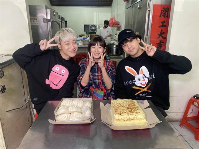 米可白（中）作客《食尚玩家》，介绍家乡美食不敢马虎。（TVBS提供）