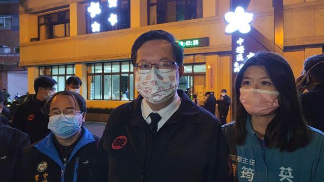 桃园市长郑文灿晚间前往视察，他说，因有群聚感染现象，因此设立社区採检站，希望确保社区安全。（赖佑维摄）