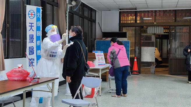 联邦银行健行分行有行员确诊，桃园市政府紧急增设东兴社区活动中心採检站。（赖佑维摄）
