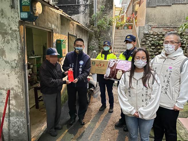 年节将至，桃园市平镇警分局11日晚间邀集观音根满慈善基金会及平镇区农会赠送弱势民眾物资。(警方提供)