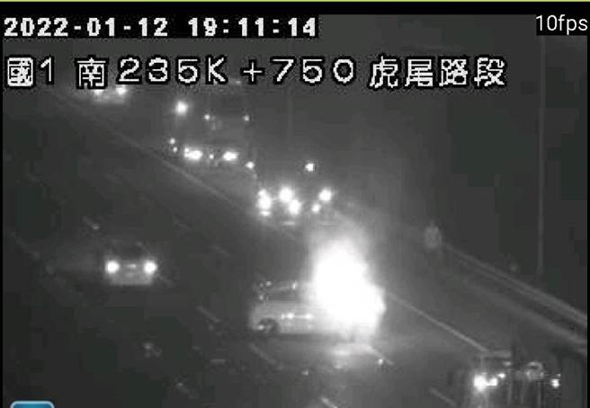 国道一号北上235公里处12日晚上7时许发生火烧车。（翻摄记者爆料网）