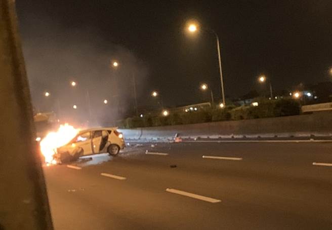 国道一号北上235公里处12日晚上7时许一辆自小客车先自撞护栏后，在中线车道起火燃烧。（翻摄记者爆料网）