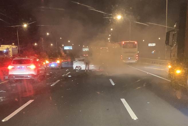 国道一号北上235公里处12日晚上7时许一辆自小客车先自撞护栏后，在中线车道起火燃烧。（翻摄记者爆料网）