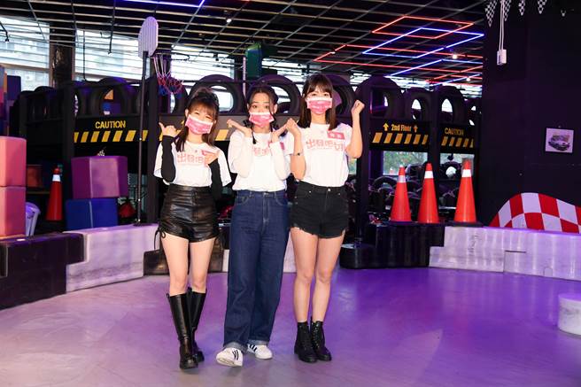 阿乐（左起）、吱吱以及芳芸搭檔主持节目，今在记者会中拚胆识。（三立提供）