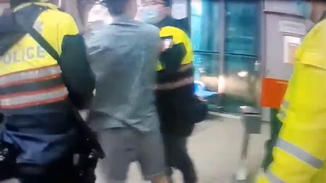 醉漢急診室前攻擊醫護，警逮捕依法究辦。（翻攝影片）
