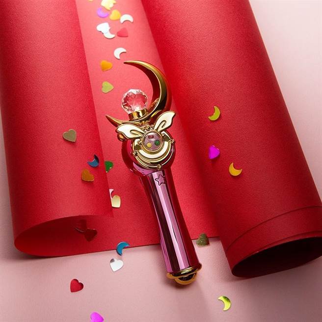 美少女戰士月光權杖原版呈現，精裝版送禮收藏皆宜。（圖／悠遊卡公司提供） 
