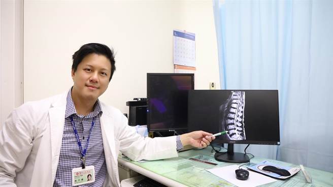 新竹马偕神经外科医师林子耀指出，脊椎内视镜微创手术可将身体损耗降到最低。（新竹马偕医院提供／邱立雅竹市传真）