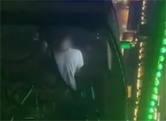 有网友在义大游乐园搭乘摩天轮时，目击前方乘客大胆地在车厢内发生性行为。（翻摄爆料公社App）