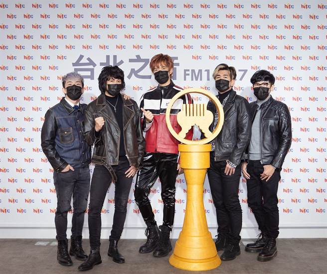 八三夭12日出席电台活动，宣传新专辑，成员阿电（左起）、霸天、阿璞、小橘、刘逼。（Hit Fm联播网提供）
