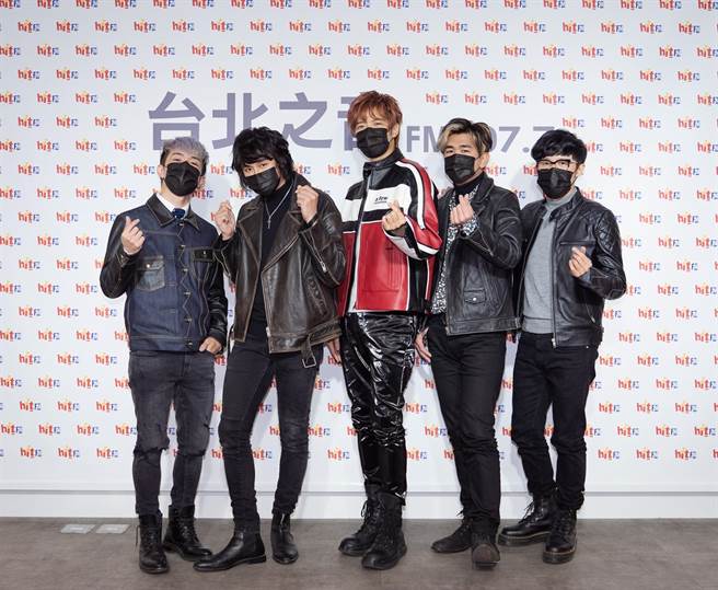 八三夭12日出席电台活动，宣传新专辑，成员阿电（左起）、霸天、阿璞、小橘、刘逼。（Hit Fm联播网提供）