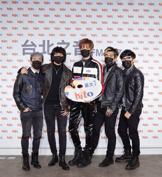 八三夭12日出席电台活动，宣传新专辑，成员阿电（左起）、霸天、阿璞、小橘、刘逼。（Hit Fm联播网提供）