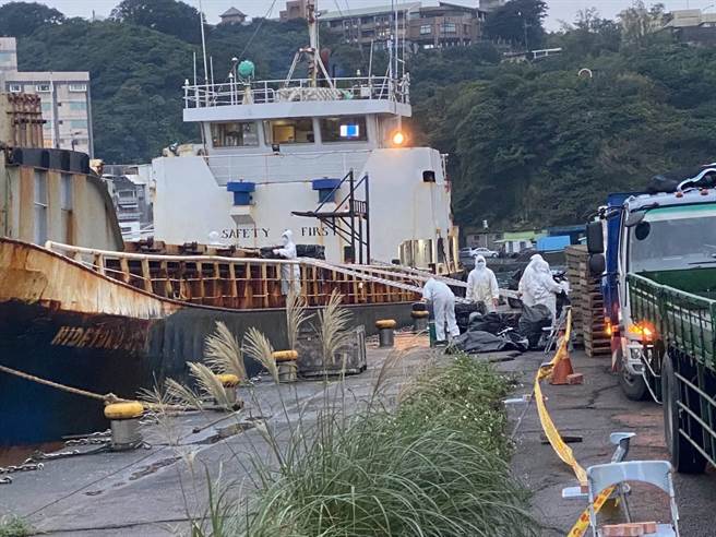 基隆正濱漁港今天有一艘貝里西斯籍的雜貨輪停靠，遭海巡署偵防分署台北查緝隊查出裡頭具千箱私菸。（讀者提供／陳彩玲基隆傳真）