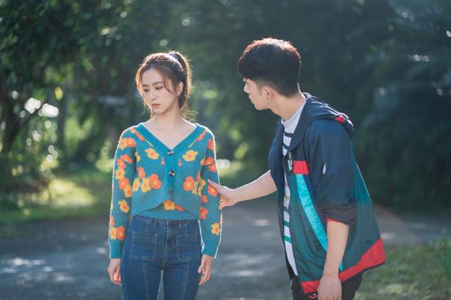 纪言恺见周晓涵在哭上前关心。（TVBS提供）