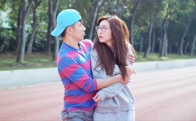 纪言恺一把抱住曾莞婷，两人四目相接。（TVBS）