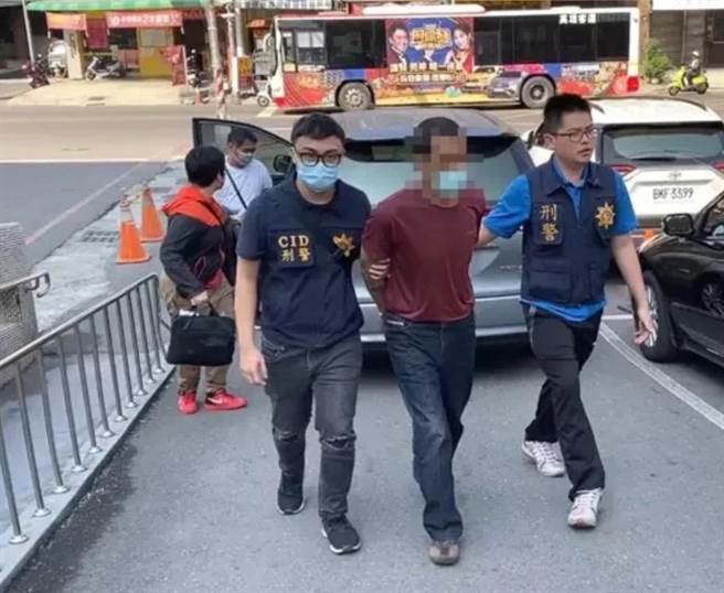 黃男（左）去年12月26日在咖啡廳與友人飲酒後，搶走友人手中的鑰匙，執意開車前往熱炒店，黃男在酒精的催化下，開車在路上狂飆，導致1死3重傷的悲劇發生。（翻攝畫面／洪浩軒高雄傳真）