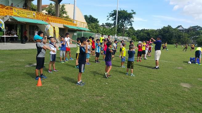 2020年暑假足球項目由帶隊老師帶著學員暖身。（體育署提供）