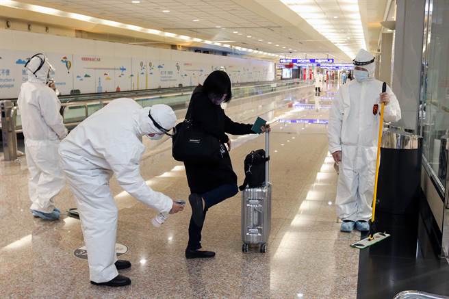 长程航班旅客须在机场採检阴性，才放行入境，旅客在下机后进入候机室，等待疾管署人员核对名单，在唱名后先贴上检疫视别贴纸，再依序採检、等待结果。（陈麒全摄）