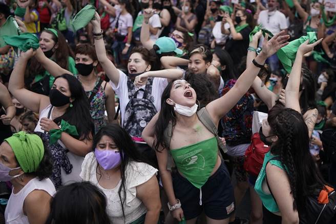 2021年1月14日，允許婦女懷孕14週內墮胎的法案正式成為法律，讓首都布宜諾斯艾利斯（Buenos Aires）的女性開心慶祝。 (圖/美聯社) 