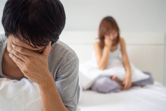 一名科技公司董座发现妻子与他人外遇，愤而向对方提告求偿。（示意图／Shutterstock）