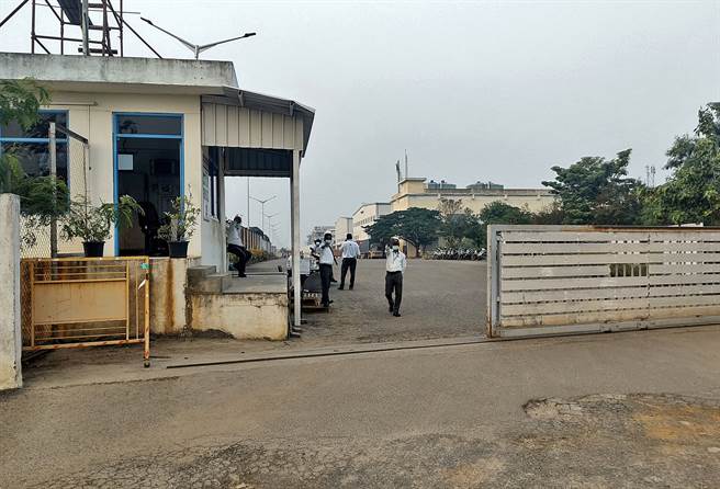 鸿海集团位于印度南部的iPhone组装厂上月发生员工集体食物中毒事件。(图/路透社) 