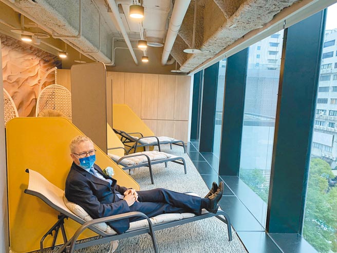 渣打总经理韩德圣与新总部员工休憩区。图／陈碧芬