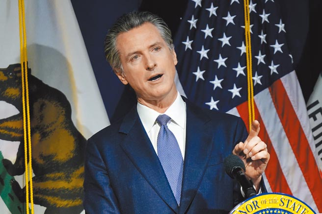 加州州长纽森指出，加州砸下大笔资金于电动车旨在对抗温室气体排放，加州对电动车的投入，将吸引许多净零排放车厂前进该州。图／美联社