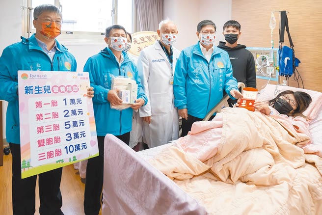 東元綜合醫院喜迎7位小小新生兒，元旦寶寶在眾人祝賀下呱呱墜地，幸福洋溢。圖／東元綜合醫院提供