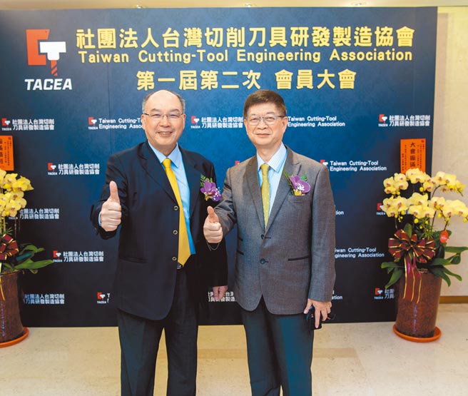 理事长李启乐（右）与工具机暨零组件公会理事长许文宪合影。图／业者提供