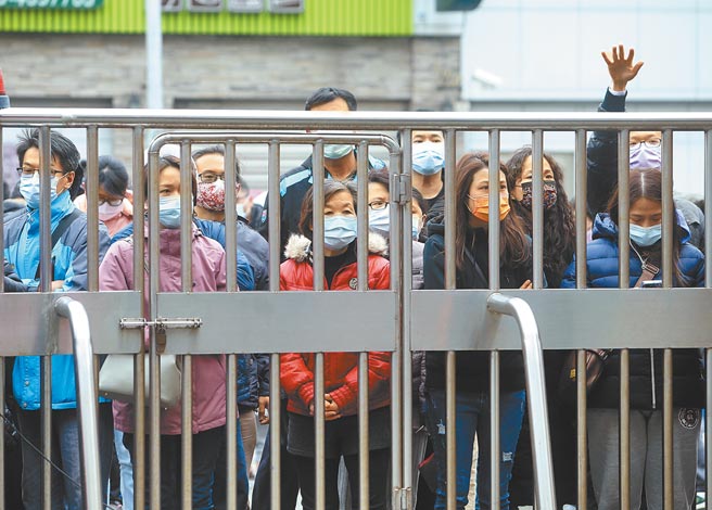 桃园机场新冠肺炎群聚升温，11日再传中坜区某国小附幼学童确诊，该校宣布即日起停课不停学2周，学童提着大包小包上课物品离开学校，家长闻讯至学校接小孩（见图）。（陈怡诚摄）