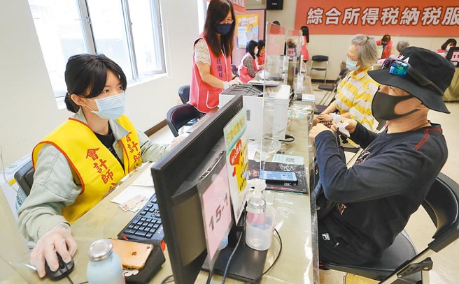 财政部昨日公布去年全国税收，实徵净额2兆8450亿元，较预算数超徵4034亿元，为歷史新高。（本报资料照片）