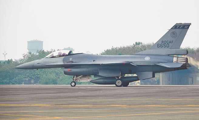 嘉义编号6650的F-16V战机11日坠毁；该架战机5日在春节战备操演中准备起飞执行任务。（本报资料照片）