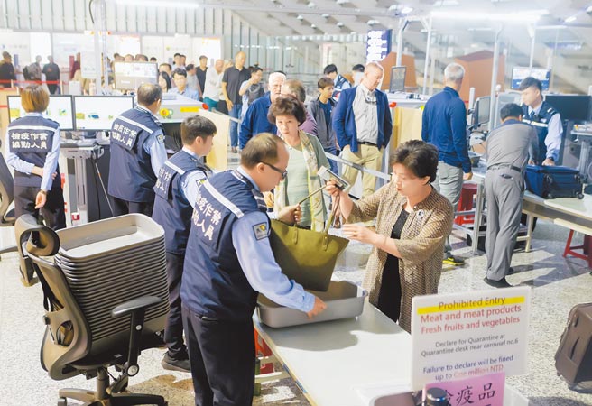 泰国证实发生非洲猪瘟，非洲猪瘟中央灾害应变中心宣布，即日起自泰国入境旅客违规携带猪肉制品，最重可罚100万，桃机也持续加强抵台旅客的手提、托运行李检查。（本报资料照片）