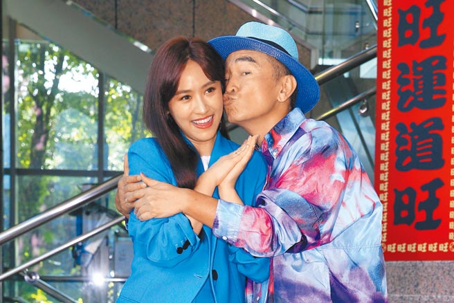 综艺天王吴宗宪（右）刚嫁出二女儿，传出大女儿吴姗儒（Sandy）（左）将于1月29日结婚。（黄世麒摄）