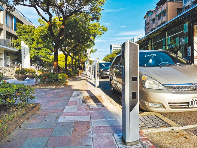 台北市南港、內湖有3路段17日將啟動路邊智慧停車柱科技執法，在禁停時段違規停車最高可處1200元罰鍰。圖為南港路1段。（台北市停管處提供／張立勳台北傳真）