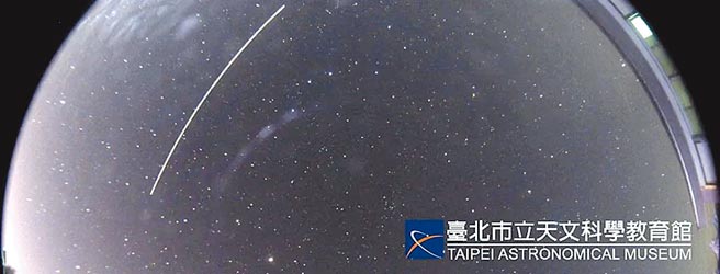 台北天文館於福壽山農場設置的暗空攝影機在1月10日5點38分捕捉到的國際太空站軌跡。（北市天文館提供／游念育台北傳真）