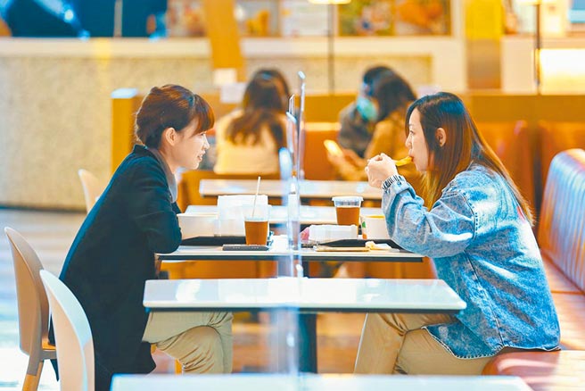 护理师情侣的足迹遍及北市餐厅，台北市联医忠孝院区医师陈昶宇日前因抨击指挥中心「不敢禁内用」，反遭卫福部长陈时中怒呛；如今也印证医师的说法，如持续开放，恐让疫情加速扩散。图为示意图，非新闻当事人。（本报资料照片）