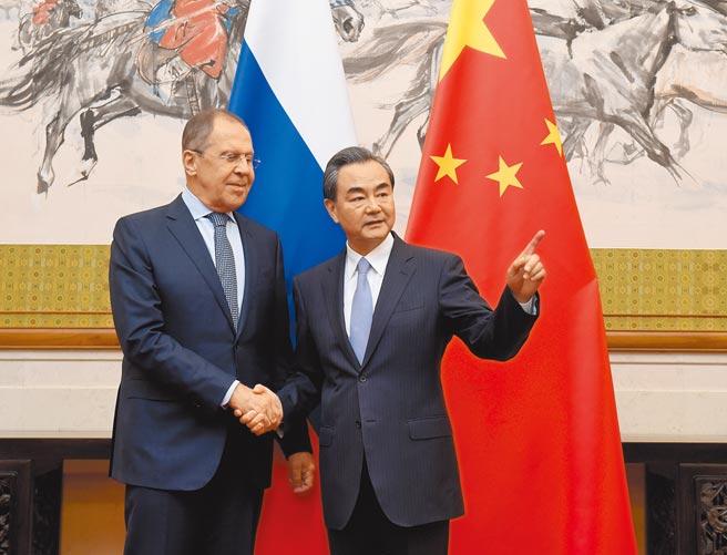 中國國務委員兼外長王毅10日也與俄國外長拉夫羅夫通電話，雙方重點就哈薩克局勢交換意見。圖為王毅在北京會見俄羅斯外長拉夫羅夫資料照片。（中新社）