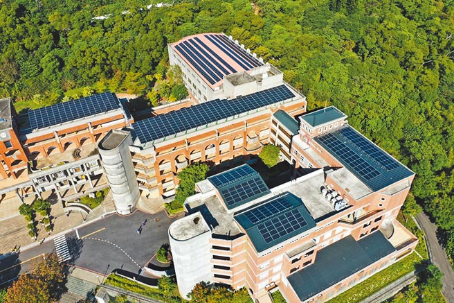 新北市2013年起实施各项奖励补助，透过「联合标租」方式推动公有屋顶建置太阳光电系统，也鼓励民间设置太阳能发电，去年备案申请量较前年翻倍成长，其中大部分案件来自校园屋顶装设太阳光电的「校校有光电」计画。（新北市经发局提供／蔡雯如新北传真）