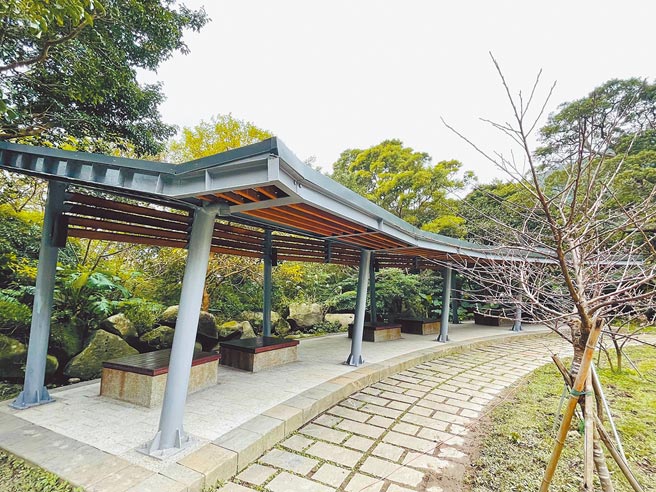 交通部觀光局北海岸及觀音山國家風景區管理處，與民間在地農旅協會、凌雲寺近期於福隆山步道旁設置全新觀景平台，圖為凌雲寺前觀景平台。（北觀處提供／戴上容新北傳真）