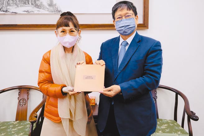 新竹縣府核准遠百竹北店變更使用執照，20日確定正式營運，遠百總經理徐雪芳（左）邀請縣長楊文科（右）14日試營運日一同開箱。（羅浚濱攝）