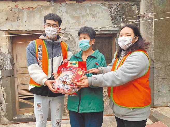 蔡衍明愛心基金會與澎科大合作推動離島偏鄉「公益青年送愛下鄉趣」2022年春節慰問活動，寒冬中送暖。（蔡衍明愛心基金會提供／柯宗緯澎湖傳真）